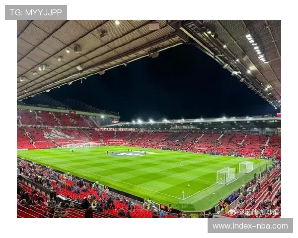 曼联老特拉福德圣诞装饰，球迷体验升级