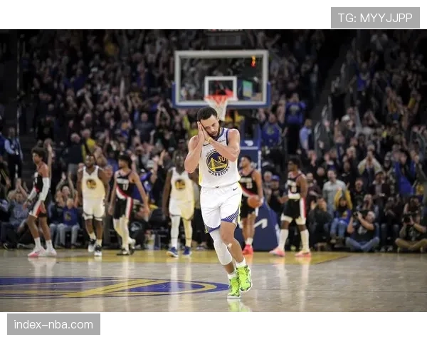 特写镜头:库里命中压哨超远三分后,对着客场观众做出“晚安”庆祝手势